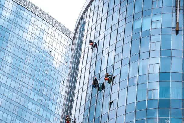 Cleaning windows on skyscrapers